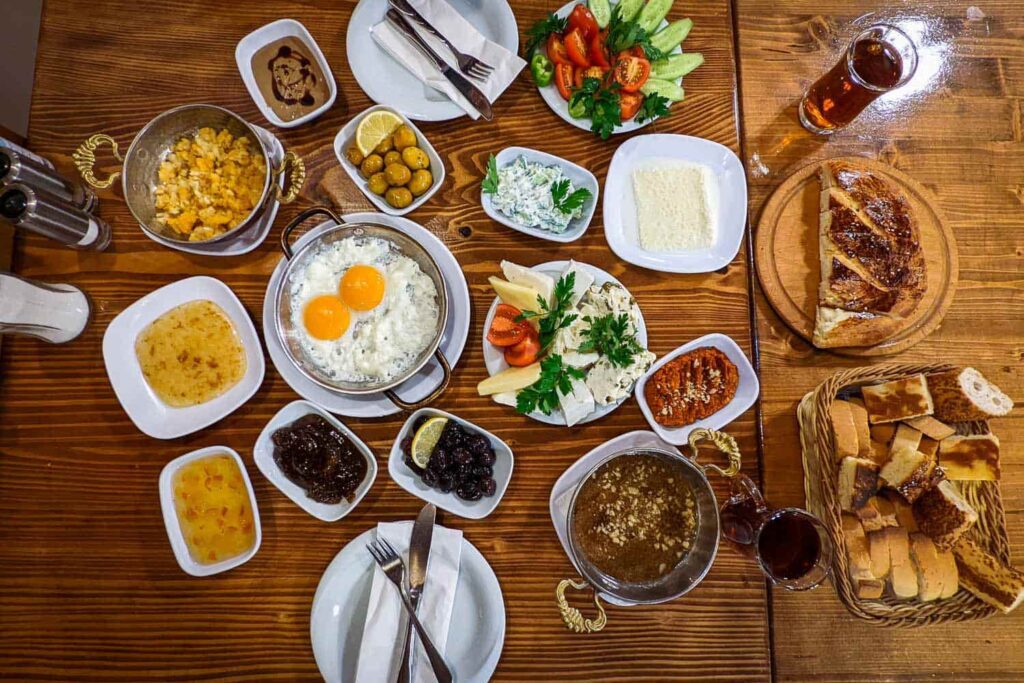 Los mejores desayunos turcos que no puedes perderte en 2025  🔵 Slug